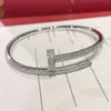 À la mode de haute qualité en acier inoxydable 316l plein de diamants Cz Zircon glacé bracelets à ongles Bracelet de manchette d'amour bracelet designer