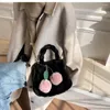 女性向けのイブニングバッグのデザイン2023豪華なボルソファッションレトロハンドバッグ女性偽の毛皮チェーンバッグショッピングバケット