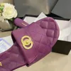 最高品質の豪華な靴デザイナーの女性マンスリッパサンダルラムシンキルト革の夏履くのは箱ロックビーチフラットスライド付きの高速輸送