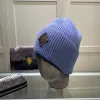 Beanie Luxurysのデザイナーは新しいファッションの男性と女性を帽子をかぶってダブルニット帽子ウールキャップ毎日カジュアルな汎用性のある目を引く性格の色