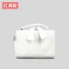 Bolsa de travesseiro de couro macio de alta qualidade para bolsa de costura de carro minimalista feminina, design de nicho, bolsa crossbody de um ombro 231024