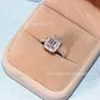 t Famiglia Anello nuziale da donna con diamante Mosang quadrato Princess Square a quattro griffe in vero oro placcato in argento sterling Stella