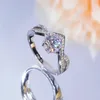 Pierścienie ślubne Elegancki pierścionek z diamentem w kształcie litery V 925 SREBROM STREBY FOR WOMENTALNY PRZEGLĄD BINIDLY Prezent Urodziny z certyfikatem GRA 231023