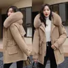 Trench da donna 2023 Moda Cappotto invernale Giù di cotone Addensare Giacca calda Donna Parka Collo di pelliccia Parka con cappuccio Capispalla imbottito in cotone