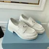 Designer-Schuhe für Herren und Damen, weiches Rindsleder, Plateau-Turnschuhe, P-Dreieck-Loafer, Gummi, schwarz, glänzendes Leder, klobiger runder Kopf, Sneaker mit dickem Boden, Schuhgröße 35–41