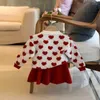 Ensembles de vêtements pour filles, pull en forme de cœur, costumes mignons, col de poupée, manches longues, cardigan tricoté, robe plissée rouge, 2 pièces pour enfants