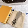Porte-clés design mignon petit homme divers personnages de dessins animés en cuir véritable simple cadeaux pour hommes et femmes porte-clés de voiture porte-clés de porte de maison