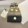 designer beanie lyx vinter stickad hatt varm öronskydd mode trend utomhus hatt temperament klassisk färg blockering pälsboll beanie hatt