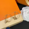 Klassisk designer Flower Shape Charm Stud örhängen Kvinnor Brand Letter Steel Seal Earring rostfritt stål Guldpläterat Earhook -mode