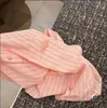 Wysokiej klasy niestandardowy luksusowy designerski koszulę damską ponadwymiarowe haftowane logo luźne w rozmiarze Plus w paski różowe lapowe koszulę z długim rękawem