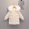 Down Coat Live Supply 2023 Dziecięce chłopcy z dziewcząt oryginalna futrzana kurtka kołnierz gruba kurtka