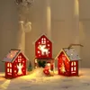 Décorations de Noël Pendentif de maison en bois de Noël Bonhomme de neige Elk Père Noël Ours Éclairage de maison Cabane en rondins lumineux Fournitures de décoration de Noël 231023