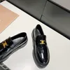 Nya metalllogo Loafers Polished Cowhide Classic Fringe Loafers bekväma skor Designerskor Fabrikskor med låda