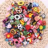 Partihandel 30-500st PVC Cartoon Random Shoe Charms Spänne Tillbehör COG PINS Charmknappar Dekoration Barn Fest födelsedagspresent