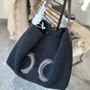 Bolso de axila Bolso de compras Bolsos de compras de pelo de cordero Bolso de mujer Tejido bordado liso Correas de hombro de cuero Bolsillo interno con cremallera Embrague de alta calidad