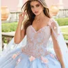 Sky Blue Princess Quinceanera klänningar Bollklänning Sweet 16 Dress Pärlor Applices spetsblomma med Cape Birthday 15th Party Gown for Girl