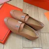 Nieuwe platte bodem kledingschoenen beroemde ontwerper metalen letter dames loafers schoenen echt leer puntige zachte zool ondiepe mond antislip dames kleine leren schoen