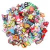 Partihandel 30-500st PVC Cartoon Random Shoe Charms Spänne Tillbehör COG PINS Charmknappar Dekoration Barn Fest födelsedagspresent