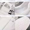 ドレスシューズデザイナー男性スニーカートレンドトレンドメンのためのスポーツ白いモカシン通気性スリップ