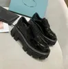 Designer-Schuhe für Herren und Damen, weiches Rindsleder, Plateau-Turnschuhe, P-Dreieck-Loafer, Gummi, schwarz, glänzendes Leder, klobiger runder Kopf, Sneaker mit dickem Boden, Schuhgröße 35–41