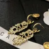 23SS Charm 18K Gold Stamp Charm Earrings Luxury Designer örhängen Populära vintage stil smyckesdesign för kvinnor keltiska lyx bröllopsfest örhängen