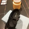 Shiney Zapatos lindos del diseñador Zapatos de vestir de cuero Zapatos de lujo para niños Diseñadores de bebés Zapatillas de deporte para niñas Recién nacido Niño grande Regalo de Navidad Cuero