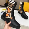 Designer Martin Booties Kvinnor Läder Ridning Stövlar Hög Top Casual Doc Martens Sticked Calfskin Patchwork Tryckt fotled Stövlar Rundtå Chelsea Motorcykelskor