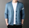 Desinger Fashion Cardigans tricotés pour hommes coupe ajustée tricot rayé style simple chaud bleu pulls hommes décontracté à la mode pluz taille veste