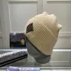 Beanie Luxurysのデザイナーは新しいファッションの男性と女性を帽子をかぶってダブルニット帽子ウールキャップ毎日カジュアルな汎用性のある目を引く性格の色