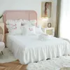 Beddengoedsets Rose Bloemen Borduren Witte Set Luxe Prinses Kanten Ruche Egyptisch Katoen Dekbedovertrek Sprei Bedrok Kussensloop