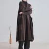 "Stylish Winter Trench Coat for Women - High -End Literary Retro Design, Loose Fit, Zen Plaid Sticked Long Coat med en klassisk atmosfär"