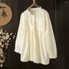 Blouses Femme Chemisier en coton pour haut pour femme Style japonais doux col montant boutons vers le bas chemises creuses dames à manches longues broderie haut