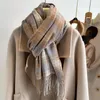 Sciarpe da viaggio calde Scialle con stampa scozzese in cashmere Sciarpe da donna di lusso Coperta invernale in pashmina Spessa avvolgente Bufanda con nappa Casual Echarpe