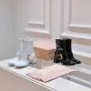 Lakleer Enkellaarzen Ronde neus dikke blokhakken logo-gegraveerde metalen gesp Zijrits Laarsjes zwart wit dames luxe designer Casual schoenen fabrieksschoenen