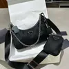 Bolsa de cosméticos feminina clássica designer preto brilhante couro de vaca meticulosamente feito ouro decorativo moda peça versátil