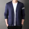 Desinger Fashion Cardigans tricotés pour hommes coupe ajustée tricot rayé style simple chaud bleu pulls hommes décontracté à la mode pluz taille veste