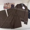 Pantalon de deux pièces pour femmes Marque de mode européenne Costume en laine trois couleurs Haut à manches longues à col à revers associé à un pantalon droit à taille élastique