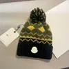 Gorro de diseñador Gorro de punto de invierno de lujo Protección cálida para los oídos Tendencia de moda Sombrero al aire libre Temperamento clásico Bloqueo de color Gorro con bola de piel