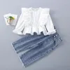 Set di abbigliamento 2-7 anni Set per ragazza primaverile di alta qualità 2023 Moda camicia bianca solida Jeans per bambini Vestiti per ragazze