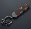 2023 Högkvalitativ nyckelring Klassisk utsökta lyxdesignerbil Nyckelring Zinklegering Letter Unisex Lanyard Gold Black Metal Small Smycken