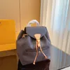 クラシックデザイナーバックパックミディウムサイズファッション女性ストリングバックパックフローラルプリントエンボス加工された花のレターバッグ