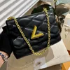 Bolso de diseñador de lujo Bolso para mujer Bolso de cuero de rombo de alta calidad Bolso de un solo hombro Cerradura de letra Decoración Lady Twist Bolso cruzado Bolso de mano Bolsos Tamaño 23 cm