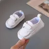 Pierwsi spacerowiczowi But Spring But Urodzone niemowlęta dziewczęta i chłopcy Chrzest rekreacyjny bez poślizgu but chodzący biały miękki sneaker Prewalker 231024