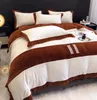 Bedding Besigner beddengoedsets verdikte dubbele zijkant Velvet vierdelige eenvoudige geborduurde letter quilt set met koraal fluweel bedbladen contact met ons op voor meer foto's