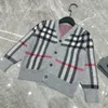 Tute di lusso per bambino Abito lavorato a maglia per fratello e sorella Taglia 100-160 Cappello cardigan con scollo a V a tre pezzi a righe incrociate Oct25