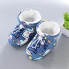 Chaussures de premiers pas pour bébés, garçons et filles, chaudes, épaisses, en peluche, semelle souple, chaussons courts pour enfants, marcheurs pour nourrissons, hiver