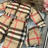 ブランドの新生児の赤ちゃんダウンジャンプスーツチェッカープリントキッズ冬の服のサイズ75-110男の子と女の子のオーバーコート暖かい手袋