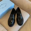 Zapatos de diseñador de alta calidad Monolith Plataforma de goma Zapatillas de deporte para mujer Zapatillas de cuero negro brillante Zapatilla de deporte de cabeza redonda gruesa Mocasines de fondo grueso puntiagudo