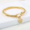 Bangle Titanium Steel Bangle Cable Wire Gold Color Love Charm Bangle Armband med krokstängning för kvinnor Män bröllop juvelr238p