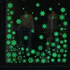 Stickers muraux Flocon de neige lumineux autocollants muraux de noël chambre à coucher décoration de la pièce décalcomanies brillent dans le noir année verre fenêtre papier peint 231025